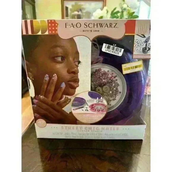 FAO Schwarz Other - FAO Schwarz Street Chic Nails